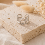 Bague Lilou argentée effet perlé posée sur pierre naturelle beige – bague femme chic Bella Cosa