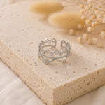 Bague Lila argentée posée sur pierre naturelle beige – bague femme chic et délicate Bella Cosa