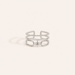 Bague Inès argentée style étoile sur fond crème minimaliste – bijou femme élégant Bella Cosa