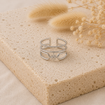 Bague Inès argentée posée sur pierre naturelle beige – bague femme chic et lumineuse Bella Cosa