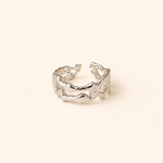 Bague Léa argentée au design organique sur fond crème minimaliste – bijou femme élégant Bella Cosa
