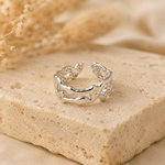 Bague Léa argentée posée sur pierre naturelle beige – bague femme chic et moderne Bella Cosa