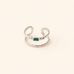 Bague Jade argentée avec pierre verte sur fond crème minimaliste – bijou femme élégant Bella Cosa