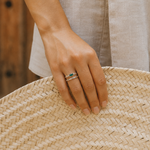 Main portant la bague Jade argentée avec pierre verte et panier tressé – bijou femme élégant Bella Cosa