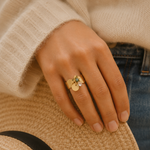Bague Jodie dorée portée avec tenue cosy beige et matières naturelles – bijou femme élégant Bella Cosa