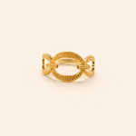 Bague Ohana dorée au motif ovale graphique sur fond crème minimaliste – bijou femme élégant Bella Cosa