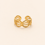 Bague Olia dorée ajustable aux maillons ovales sur fond crème minimaliste – bijou femme élégant Bella Cosa