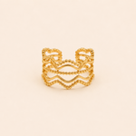 Bague Olga dorée ajustable effet perlé sur fond crème minimaliste – bijou femme élégant Bella Cosa