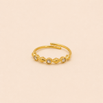 Bague Oya dorée ajustable avec cristaux sur fond crème minimaliste – bijou femme élégant Bella Cosa