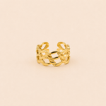 Bague Osana dorée ajustable à maille élégante sur fond crème minimaliste – bijou femme Bella Cosa
