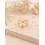 Bague Obella dorée posée sur travertin beige dans une ambiance naturelle et lumineuse – bijou femme Bella Cosa