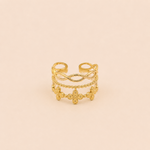 Bague Obella dorée ajustable à motifs délicats sur fond crème minimaliste – bijou femme élégant Bella Cosa