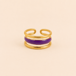 Bague Veha violette et dorée ajustable sur fond crème minimaliste – bijou femme élégant Bella Cosa