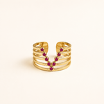 Bague Venda dorée ajustable avec pierres fuchsia sur fond crème minimaliste – bijou femme élégant Bella Cosa
