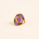 Bague Vera dorée multicolore avec pierre violette sur fond crème minimaliste – bijou femme élégant Bella Cosa