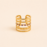 Bague Valéria dorée ajustable avec détails violets sur fond crème minimaliste – bijou femme élégant Bella Cosa