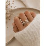 Main portant la bague Pia argentée avec pull mohair crème dans une ambiance cosy et naturelle – bijou femme Bella Cosa