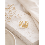 Main portant la bague Anna dorée avec étoile et perle blanche sur pull mohair crème dans une ambiance cosy et élégante – bijou femme Bella Cosa