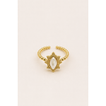 Bague Alba dorée perlée avec pierre nacrée blanche sur fond crème minimaliste – bijou femme élégant Bella Cosa