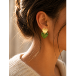 Boucles d’oreilles Caroline citron vert cœur pailleté et doré portées ambiance chaleureuse et féminine