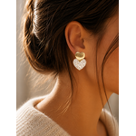Boucles d’oreilles Caroline blanc glacier cœur pailleté et doré portées style élégant et lumineux