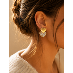 Boucles d’oreilles Caroline dorées en forme de cœur pailleté portées lumière naturelle chaleureuse