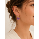 Boucles d’oreilles Cassie violettes en résine portées avec anneau doré et ambiance douce