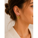 Boucles d’oreilles Cassie dorées avec cœur pailleté portées style élégant et lumineux