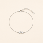 Bracelet Célestine argenté avec trois zirconiums marquise sur fond crème doux et minimaliste