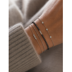 Bracelet Célestine argenté avec trois zirconiums marquise porté sur un poignet féminin en maille douce gris taupe