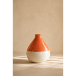 Vase en céramique terracotta et écru sur fond beige minimaliste avec lumière naturelle douce