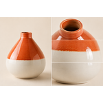 Gros plan sur un vase décoratif bicolore en céramique aux nuances terracotta et écru