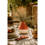 Vase en céramique terracotta et écru sur une table extérieure méditerranéenne ambiance dolce vita