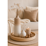 Vase en grès beige et blanc dans une décoration slow living chaleureuse et minimaliste