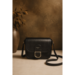 Sac bandoulière noir Amy en similicuir grainé avec boucle dorée vintage dans une ambiance élégante et chaleureuse style maroquinerie premium