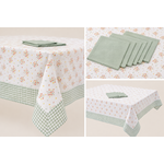 Collage de détails d’une nappe fleurie en coton avec finition vichy vert sauge et serviettes assorties sur fond uni lumineux et élégant