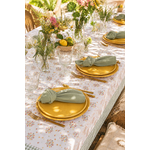 Table estivale élégante avec nappe fleurie en coton et serviettes vert sauge assorties dans une ambiance campagne chic lumineuse et chaleureuse