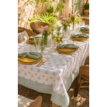 Grande table estivale avec nappe fleurie en coton finition vichy vert sauge et décoration art de la table campagne chic lumineuse