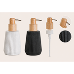 Détails de distributeurs à savon texturés blanc et noir avec pompe en bois naturel sur fond uni beige dans un style minimaliste et chaleureux salle de bain slow living