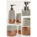 Détails du set de salle de bain beige minéral et cuivre rosé avec distributeur à savon et gobelet texturés sur fond uni dans un style élégant et minimaliste spa maison
