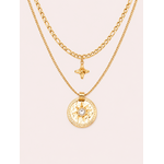 Collier Patti double chaîne dorée avec pendentif astral et pierre blanche sur fond rose poudré minimaliste