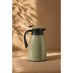 Thermos isotherme vert sauge sur fond uni beige chaud avec lumière naturelle tamisée et ambiance cosy premium inspirée du slow living et de la décoration scandinave chaleureuse