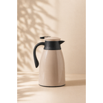 Thermos isotherme beige naturel sur fond uni crème chaud avec lumière douce tamisée et ambiance cosy élégante inspirée du slow living et de la décoration scandinave chaleureuse