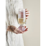 Coupe à champagne en verre soufflé à la bouche sur une table élégante et chaleureuse