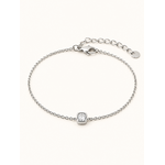 Bracelet Lou argenté en acier inoxydable avec cristal carré sur fond crème minimaliste Bella Cosa.