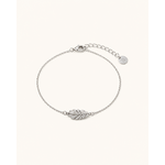 Bracelet Flora argenté en acier inoxydable avec motif feuille sur fond beige clair, idéal pour découvrir les détails du bijou.