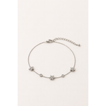 Bracelet Ellie argenté en acier inoxydable avec fleurs et cristaux sur fond beige clair, bijou fin et élégant pour femme.