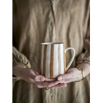 Mug Begonia en grès à rayures peintes à la main, tenu dans les mains