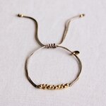 Bracelet Anya en fil de soie taupe avec petites perles dorées
