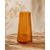 Pichet en verre bullé orange artisanal posé sur une table en bois dans une ambiance décoration naturelle et chaleureuse